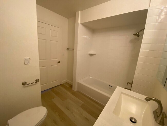 Building Photo - Beautiful Downstairs Two Bedroom Two bath ...