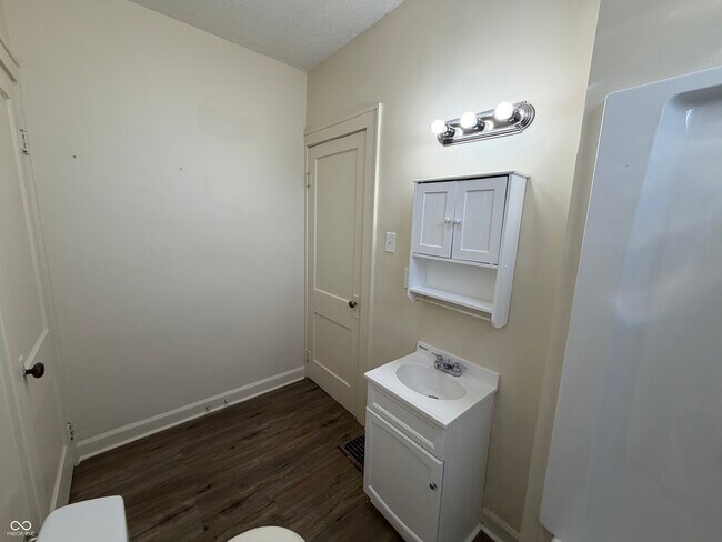 Building Photo - 321 W 32nd St