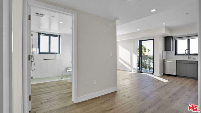Building Photo - 846 S Mariposa Ave