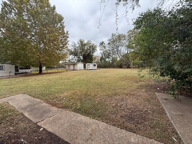 Building Photo - ** 3 Bed 2 Bath located off Narrow Lane rd...