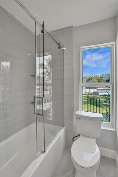 Building Photo - 960 SW 28th St