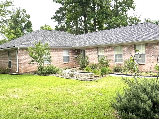 Building Photo - 10323 W Lakeshore Dr