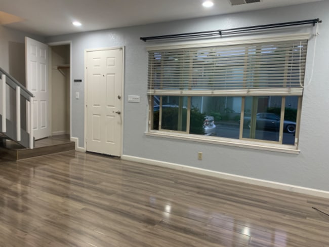 Building Photo - 112 Loma Verde Dr