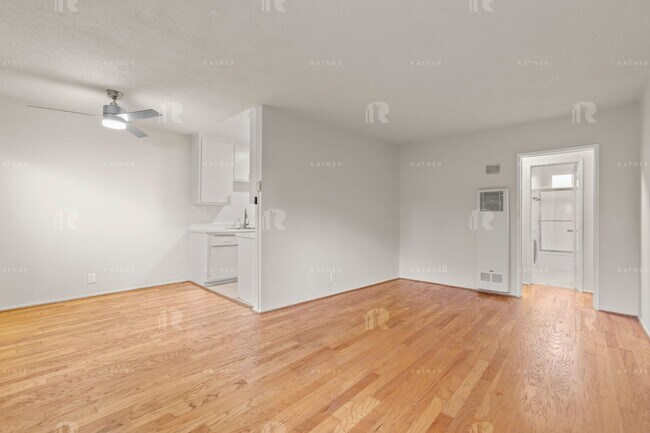 Interior Photo - 1411 N. Mansfield Avenue