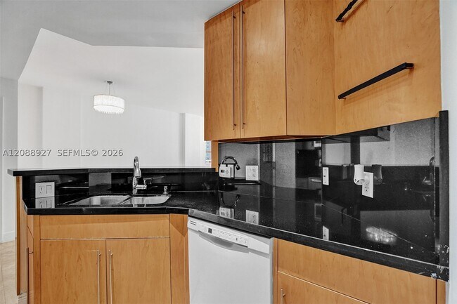 Building Photo - 888 Brickell Key Dr
