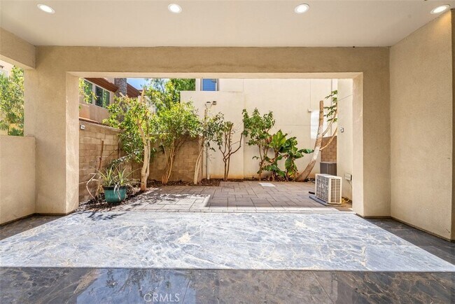 Building Photo - 123 Interval