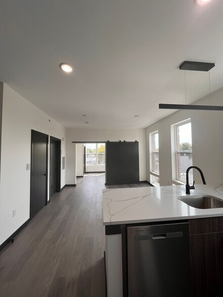 Building Photo - 130 Mallory Ave