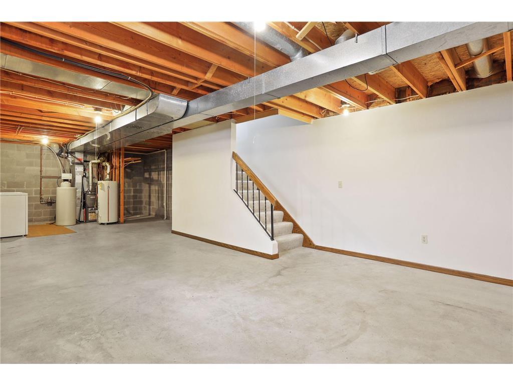 Professionally cleaned & Storage Galore! - 1411 10th Ave E