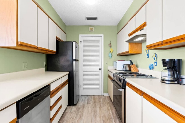 Building Photo - 8730 Thomas Dr