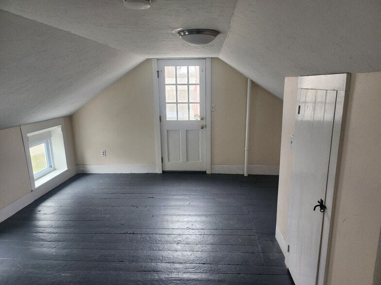 Building Photo - 27 Walnut St