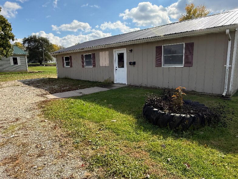 Building Photo - 207 W Walnut St