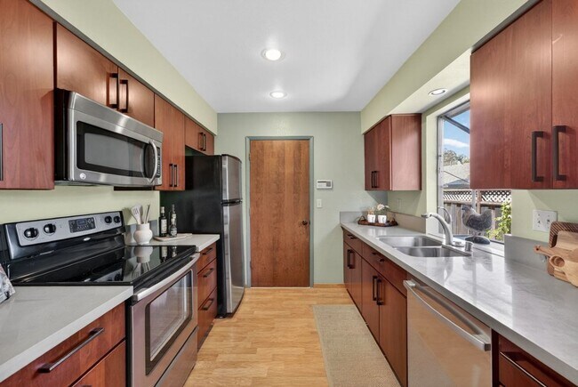 Building Photo - 755 7th Ave