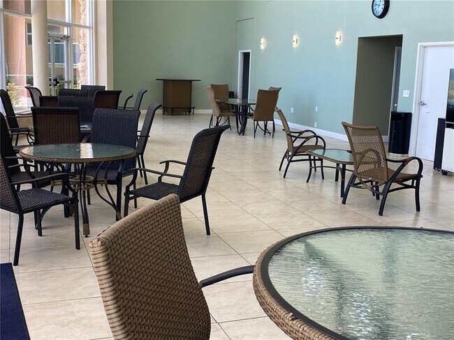 Building Photo - 880 Mandalay Ave