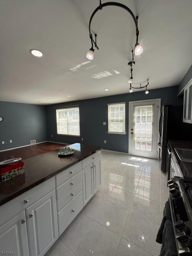 Building Photo - 2 Sapphire Ln