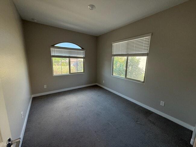 Building Photo - 327 W Tamarack Dr