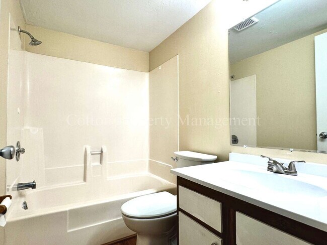 Building Photo - 2BR/2BA Condo - Great Location in Midtown ...