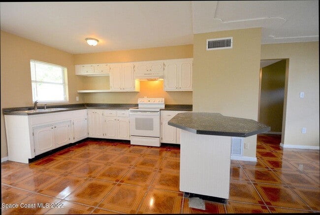 Building Photo - 2913 Rosemarie Dr