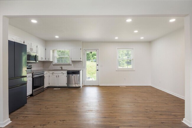 Building Photo - 4015 Shady Oak Dr