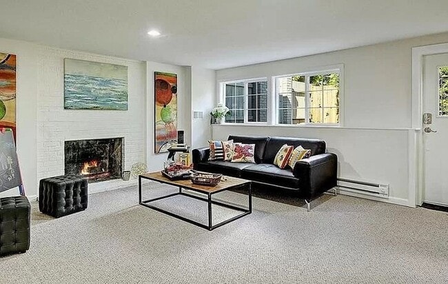 Building Photo - Beautiful, recently remodeled 4 bedroom, 3...