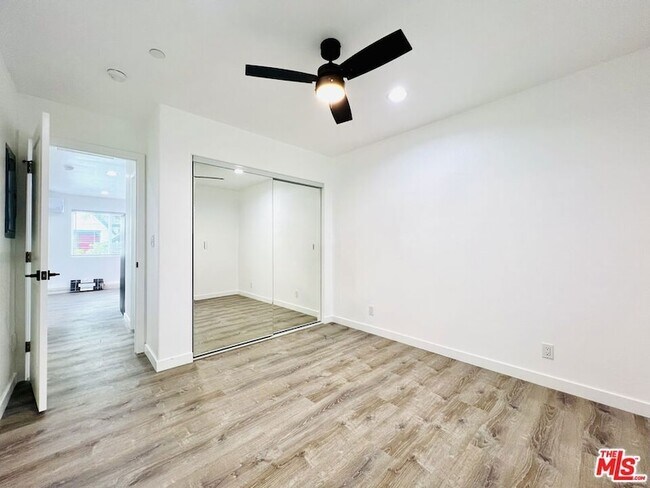 Building Photo - 2628 Beachwood Dr
