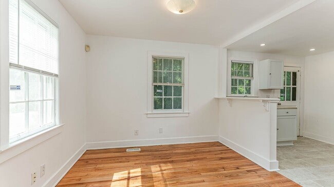 Building Photo - 2 Bedroom 1.5 Bath Townhouse in Wagener Te...