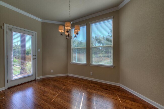 Building Photo - 405 S Meadowlark St
