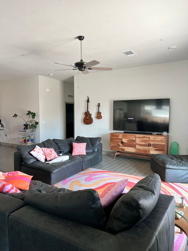 Building Photo - 2474 Bastidas Dr