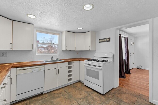 Building Photo - This Renovated Lakewood Ranch is perfect f...