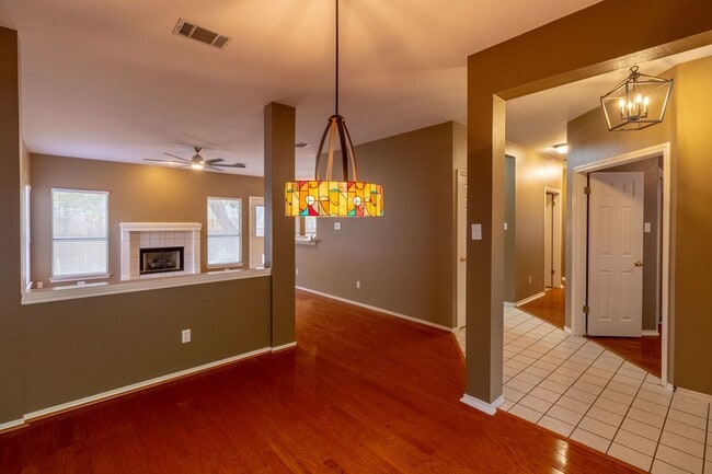 Building Photo - 4 bedroom, 2 bathroom home in South Austin!