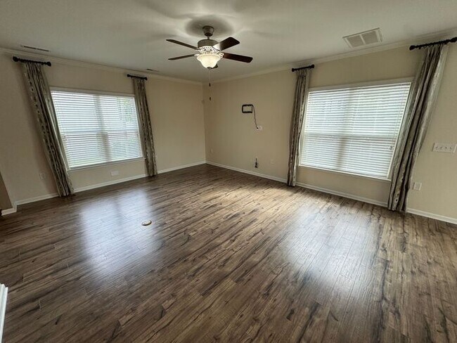 Building Photo - Like new 3 Bedroom townhouse with 2 car ga...
