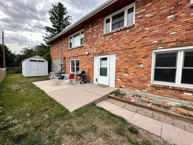 Building Photo - 613 Killarney Dr