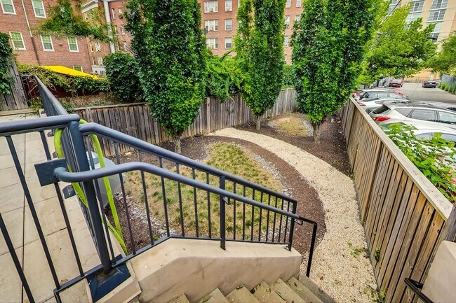 Building Photo - Gorgeous 2 bedroom 2 bath condo just steps...