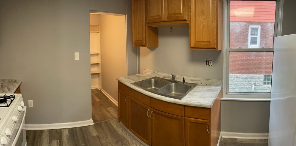 Building Photo - 2022 Plainview Ave