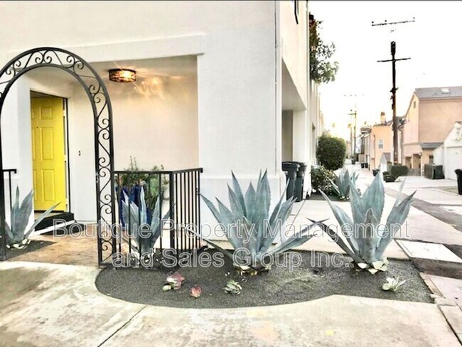 Building Photo - 445 1/2 Begonia Avenue