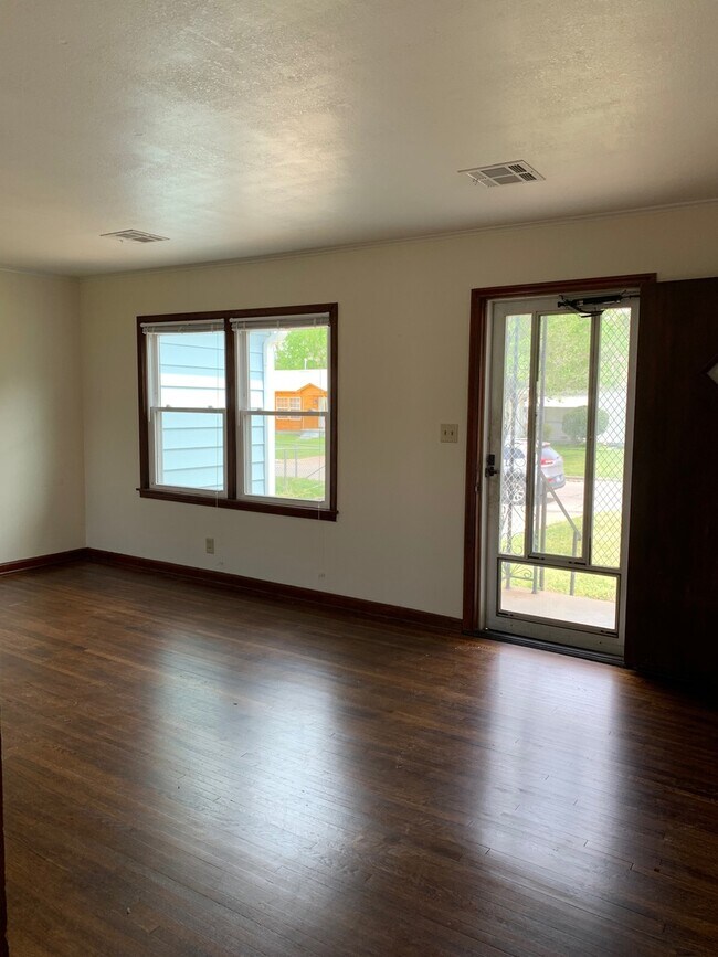 Building Photo - Adorable 3 Bd 1 ba w/ garage