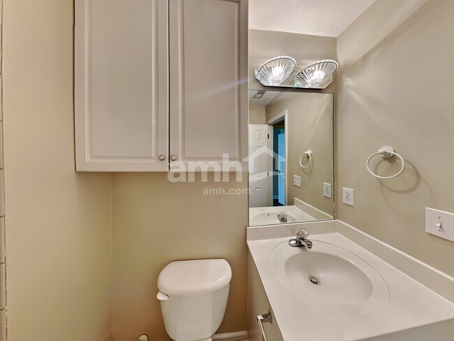 Building Photo - 3744 Henricks Hill Dr