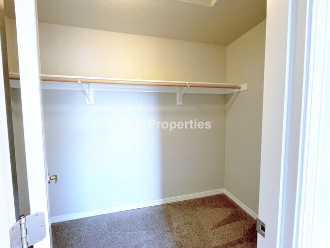 Building Photo - Spacious and Modern 3-Story Townhome - Mol...