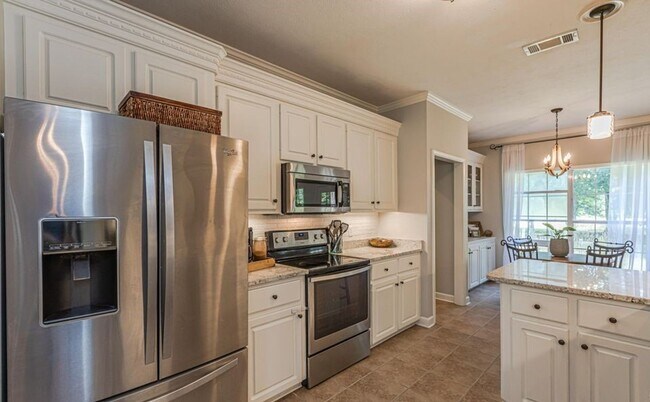 Building Photo - Welcome to Serenity at its finest!!