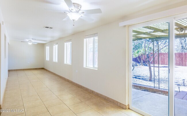 Building Photo - 821 N Corinth Ave