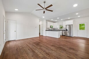 Building Photo - 551 Skyview Dr