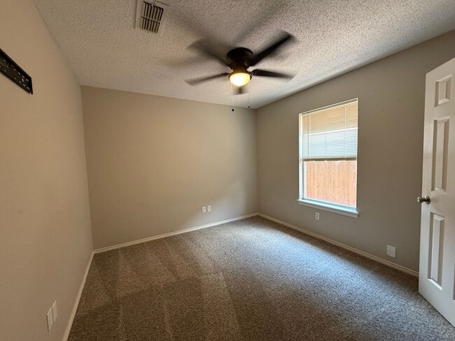 Building Photo - Available NOW ***1/2 off the first months ...