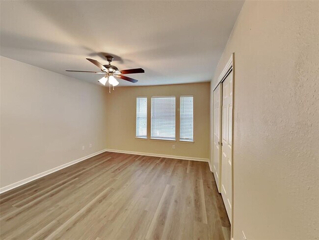 Building Photo - 501 Falcon Lake Dr
