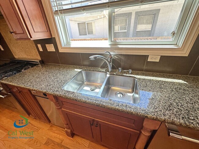 Building Photo - $7995 - Executive 4 bed, 3 full bath, Palo...