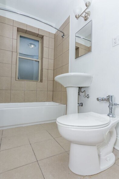 Building Photo - 7631 S East End Ave