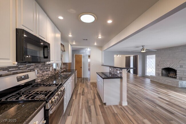 Building Photo - 3701 Pyramid Dr