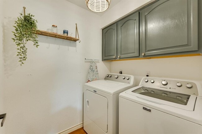 Building Photo - 803 Crocus Dr