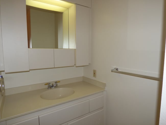 Building Photo - Spacious 2BR/2.5BA in Lakewood!