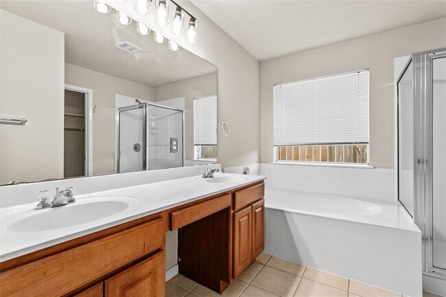 Building Photo - 9401 Pioneer Forest Dr