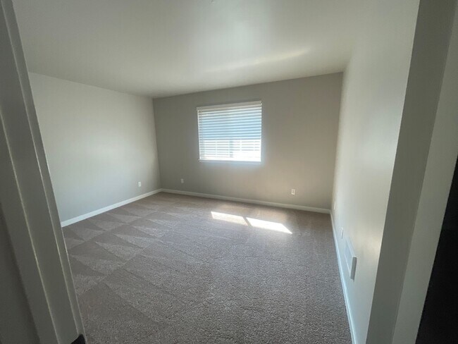 Building Photo - Remodeled 3bd, 2.5bath home