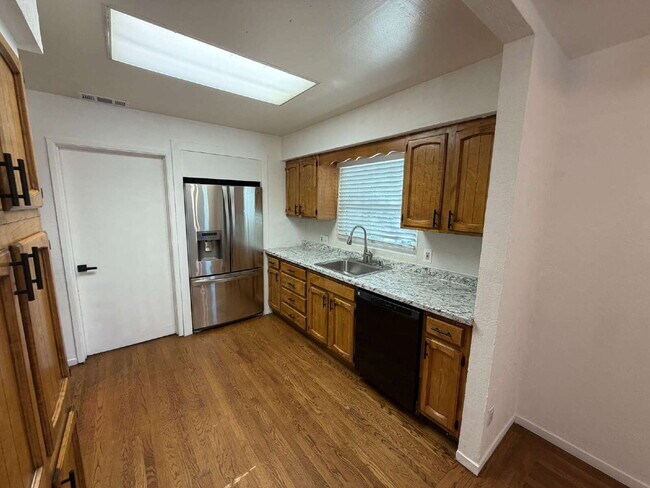 Building Photo - Charming 3-Bedroom Martinez Home with Cozy Fireplace & Spacious Living!